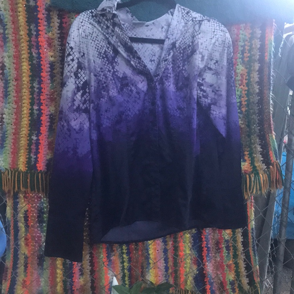 Cute top button down - Picture 2 of 3